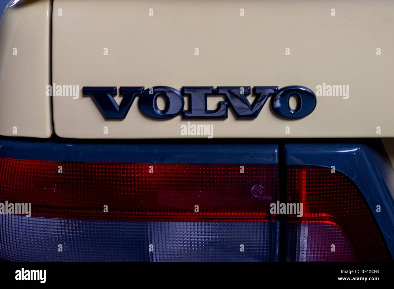 Bruxelles, Belgio, 19 luglio 2026: Vista ravvicinata del nome del marchio Volvo sul bagagliaio di una Volvo 850 classica. È un'auto compatta executive che era pro Foto Stock