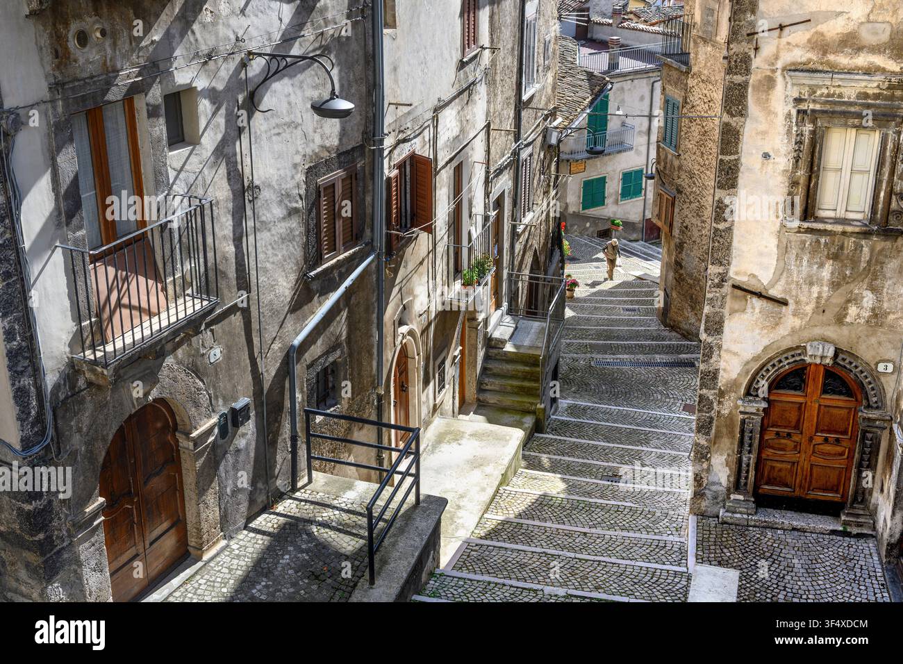 Viali ripidi e scale, nel villaggio di Scanno, provincia de L'Aquila negli Abruzzi, Italia centrale. Foto Stock