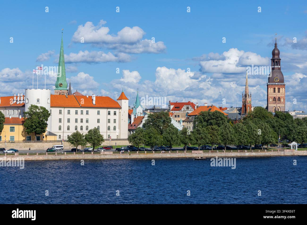 Castello di Riga e skyline della città circostante a Riga, Lettonia Foto Stock