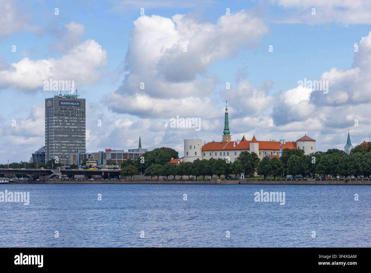 Una vista della città dal fiume Daugava a Riga, Lettonia Foto Stock