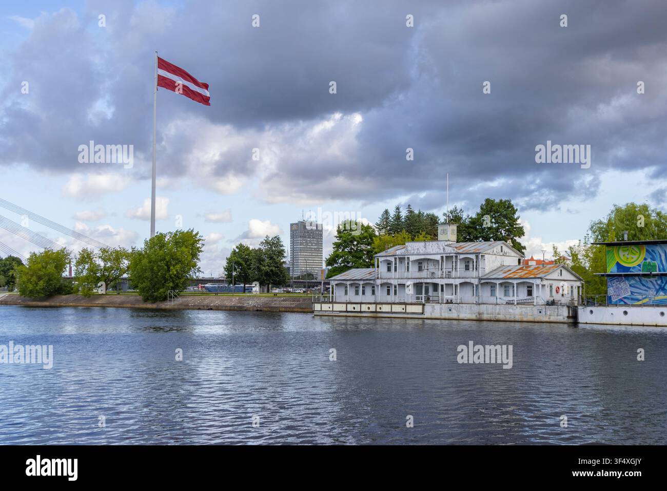 Una vista con la bandiera lettone al fiume Daugava a Riga, Lettonia Foto Stock
