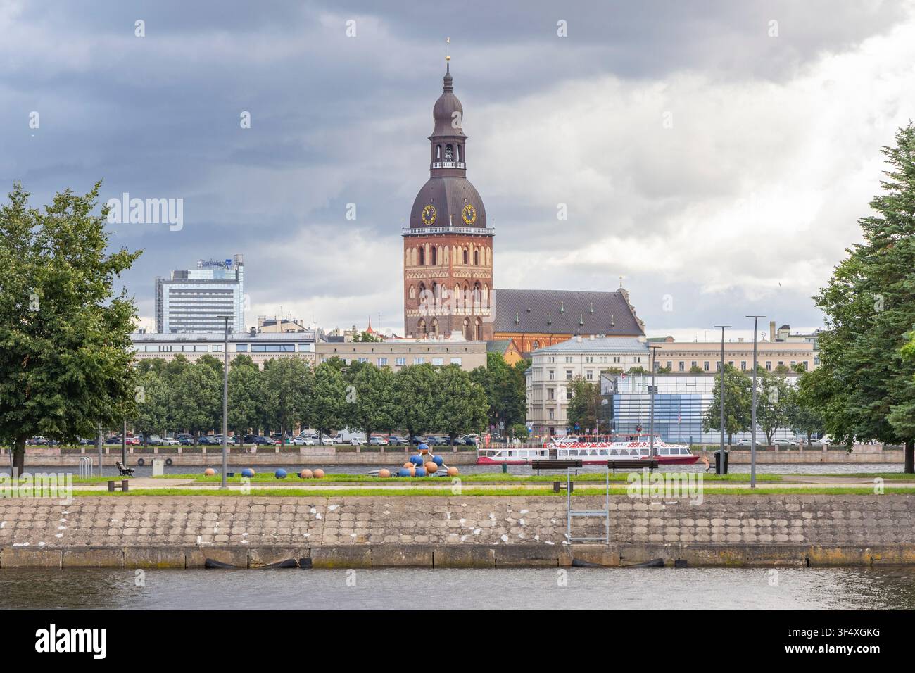Una vista della città dal fiume Daugava a Riga, Lettonia Foto Stock