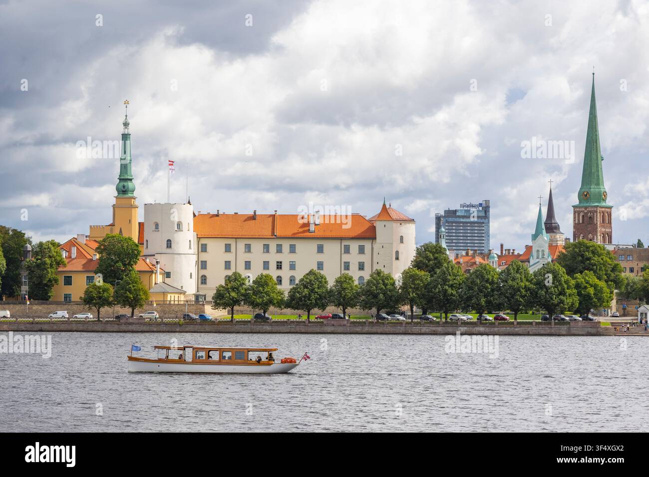 Castello di Riga e skyline circostante a Riga, Lettonia Foto Stock