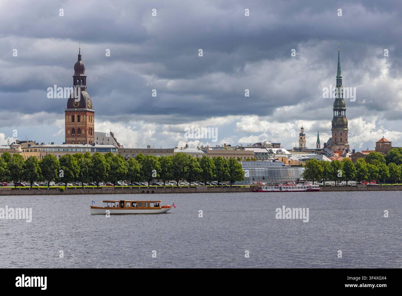 Paesaggio urbano visto dal fiume Daugava a Riga, Lettonia Foto Stock