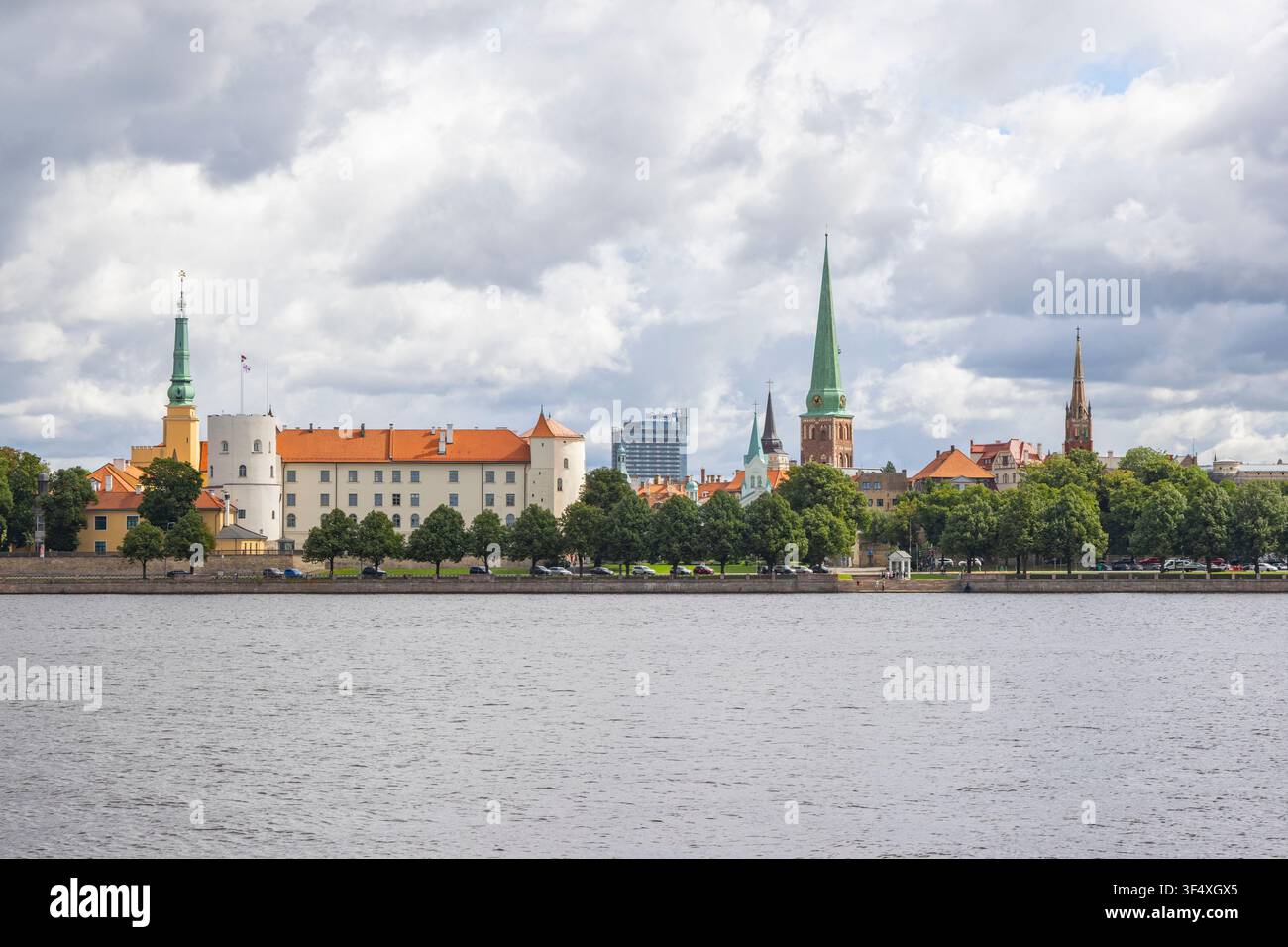 Paesaggio urbano visto dal fiume Daugava a Riga, Lettonia Foto Stock