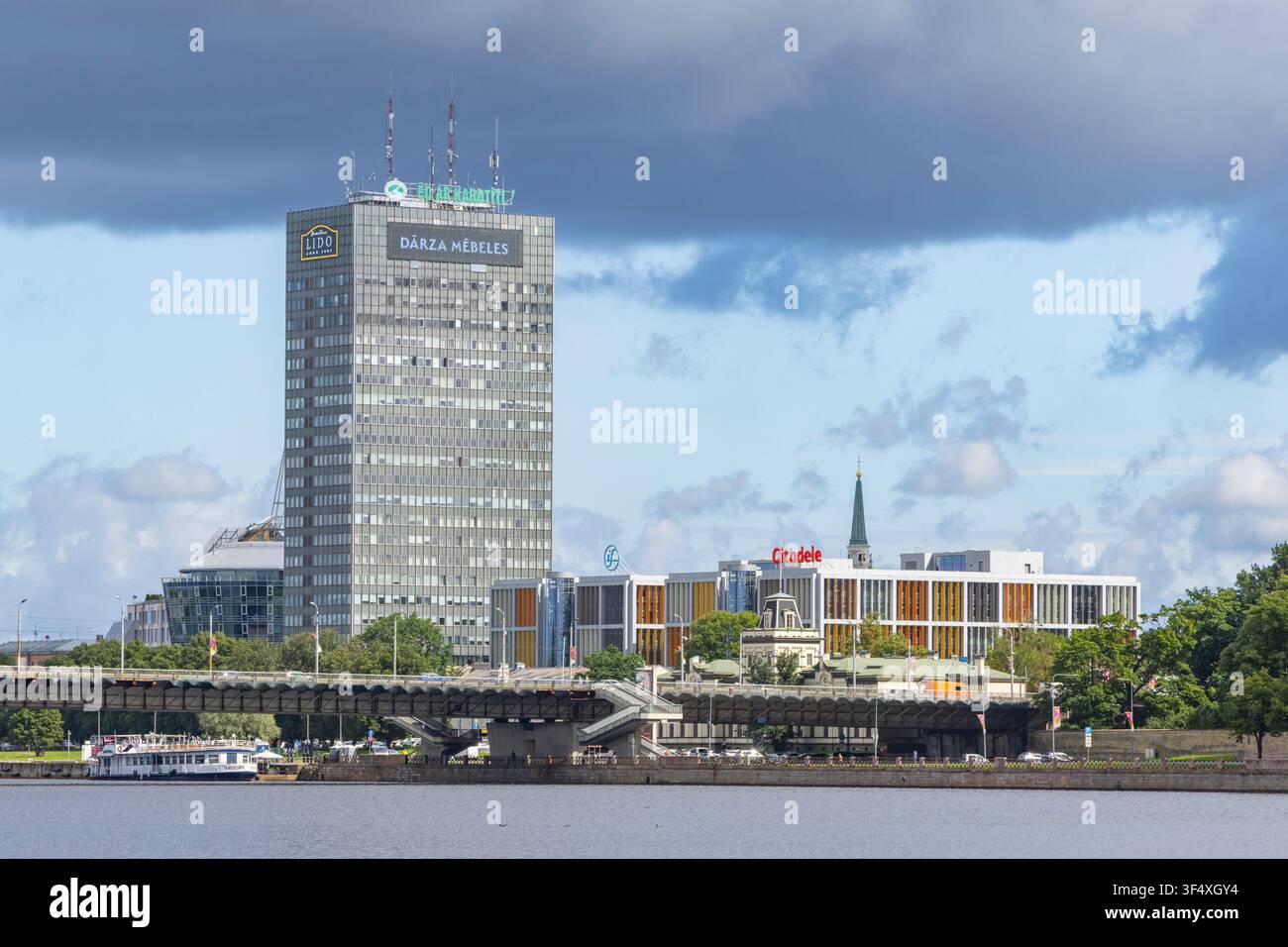 Una vista della città dal fiume Daugava a Riga, Lettonia Foto Stock