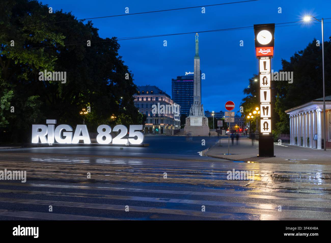 Centro città di Riga, Lettonia, di notte Foto Stock
