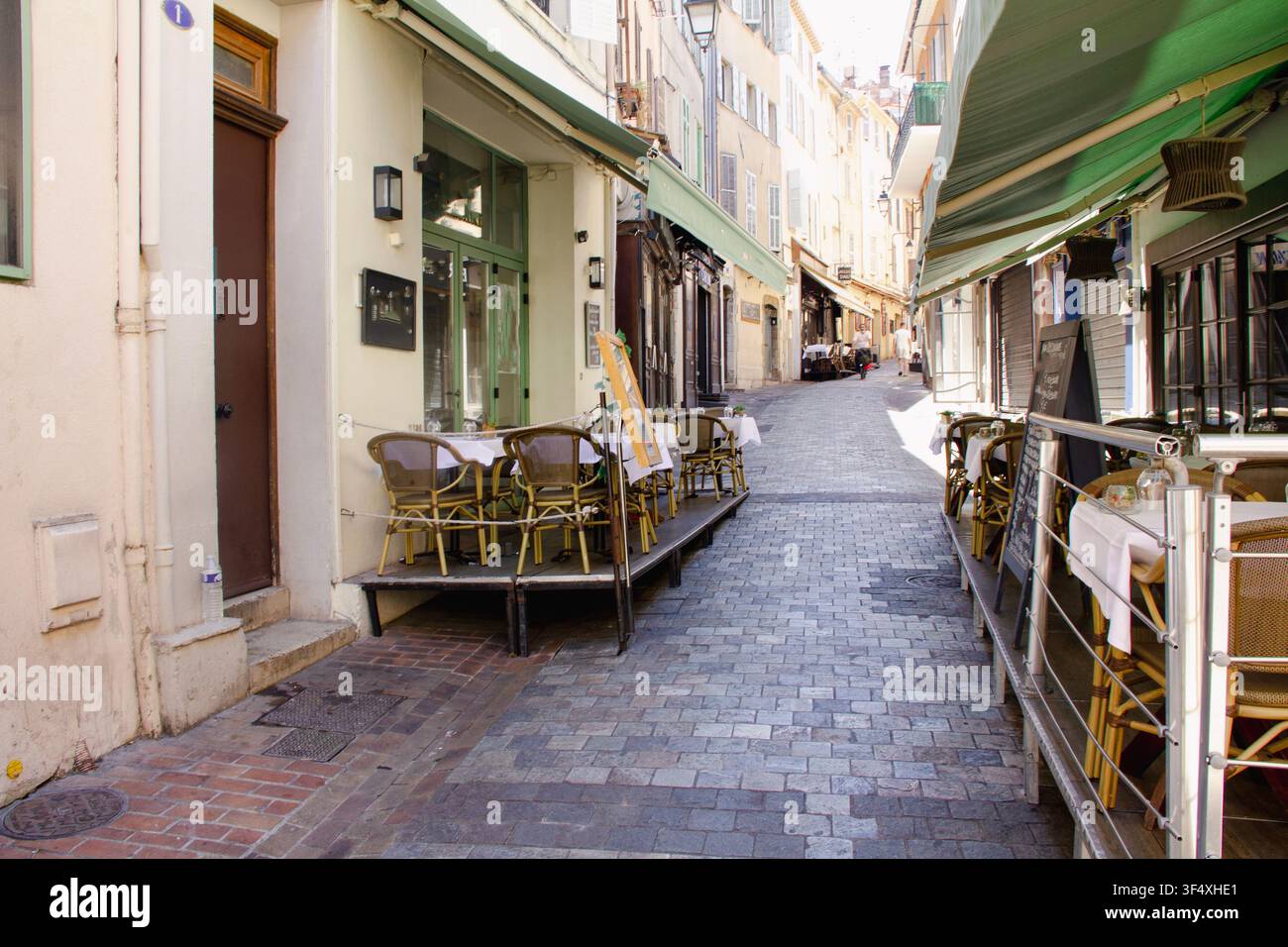 Ristorante Molbilliard allestito su una strada a Cannes sulla Costa Azzurra Foto Stock