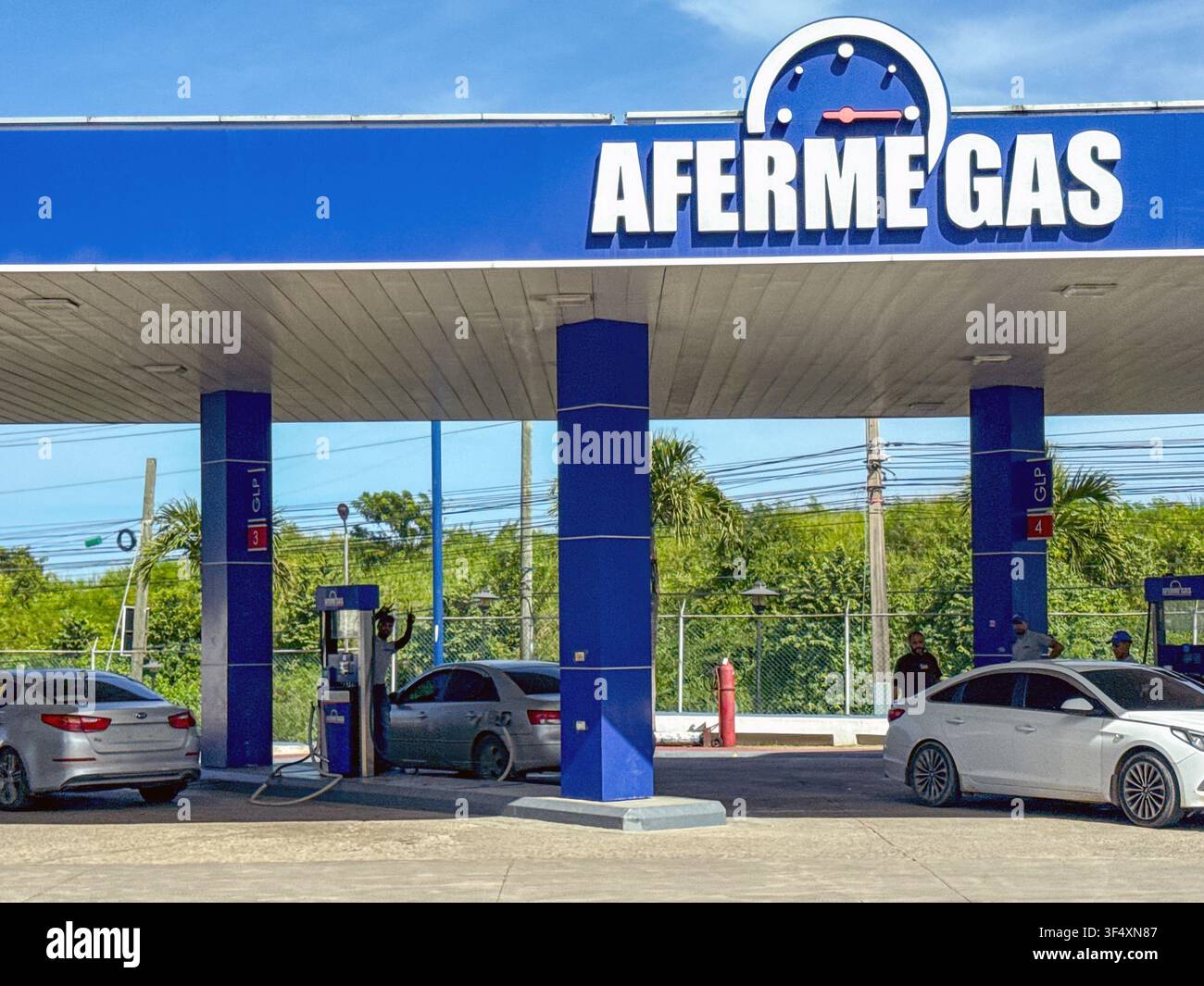 Puerto Plata, Repubblica Dominicana – 15 gennaio 2026: Auto a una stazione di servizio gestita da Aferme Gas alla periferia della città di Puerto Plata - Immagine stock catturata con smartphone