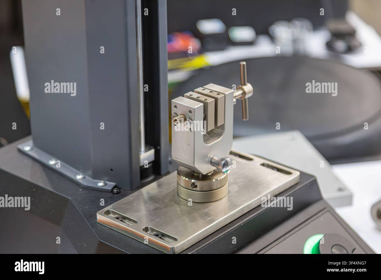 Morsa meccanica di precisione per campioni montata su una macchina di prova industriale. Attrezzatura da laboratorio high-tech per la resistenza alla trazione, analisi dei materiali Foto Stock