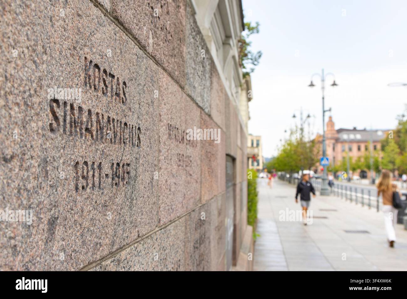 Nomi di persone perite durante l'occupazione e la lotta per l'indipendenza sul muro del museo dell'occupazione a Vilnius, Lituania Foto Stock