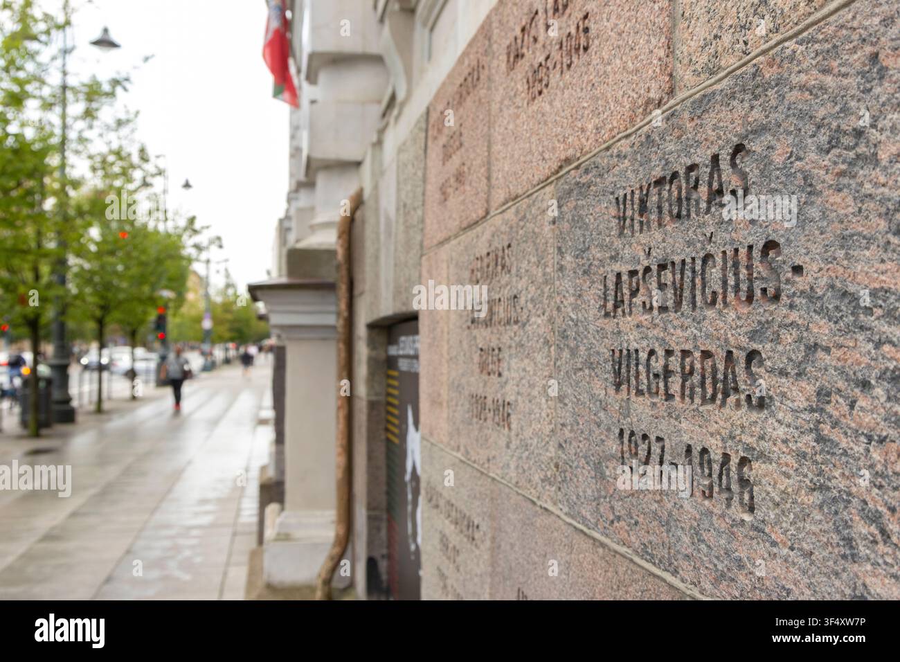 Nomi di persone perite durante l'occupazione e la lotta per l'indipendenza sul muro del museo dell'occupazione a Vilnius, Lituania Foto Stock