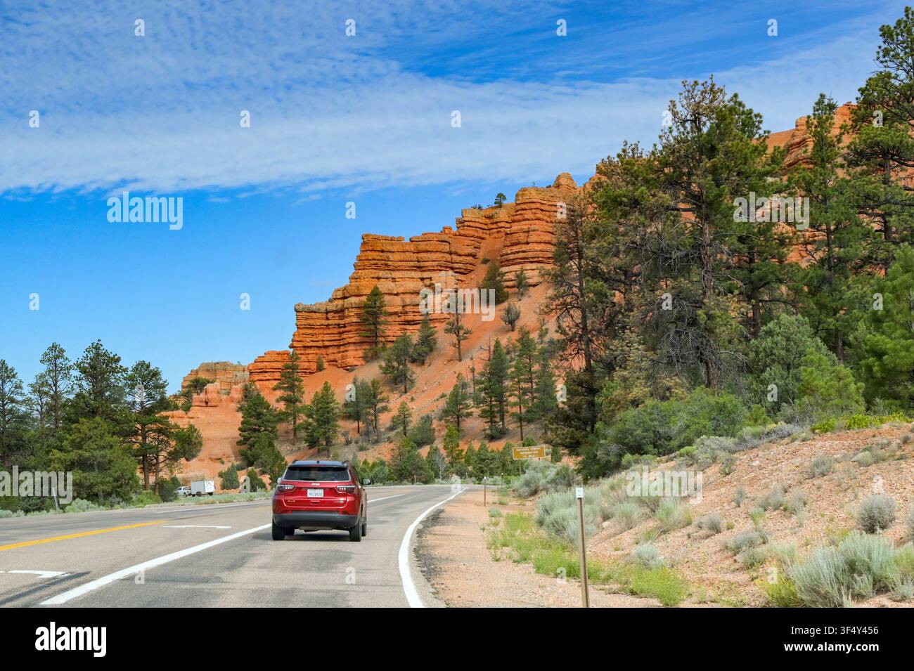 Red Canyon, Utah, USA - 28 giugno 2026: Traffico in corso sull'autostrada 89 attraverso il paesaggio scenografico del Red Canyon nello Utah. Foto Stock