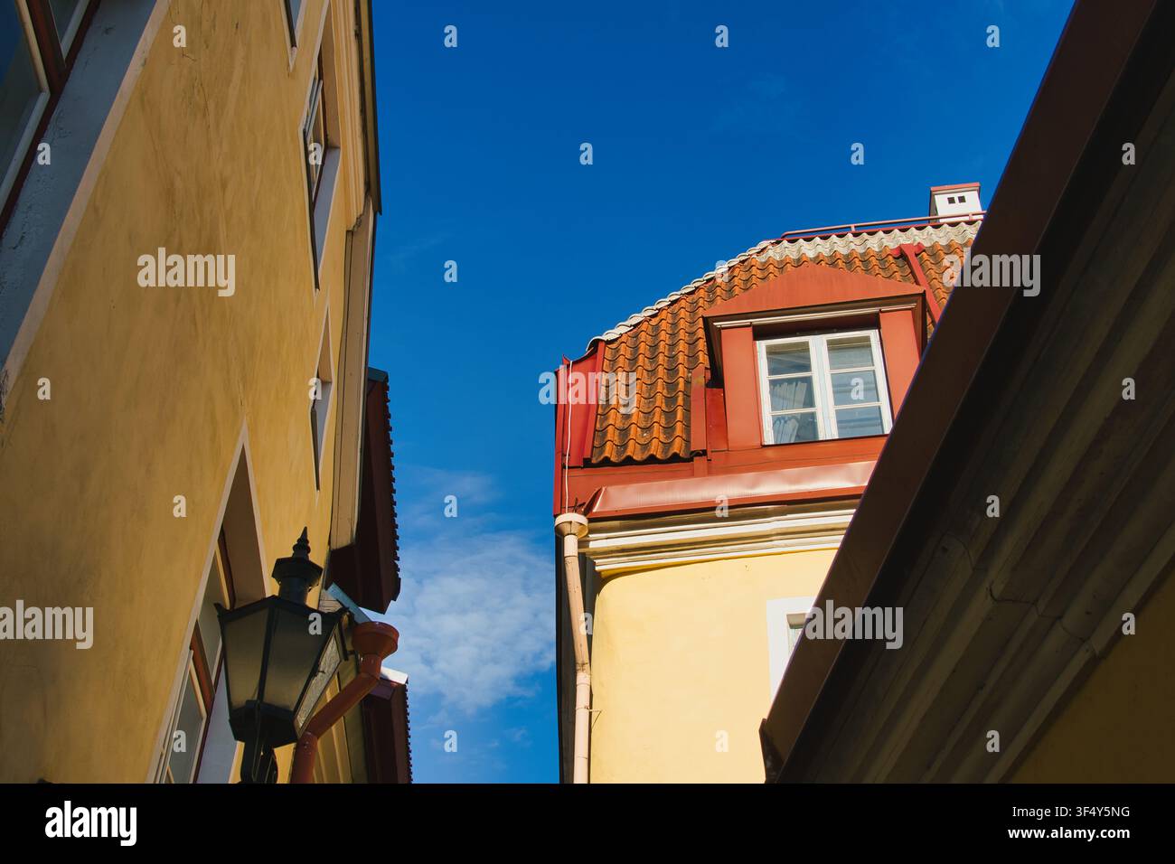 Edifici storici europei contro un cielo blu chiaro Foto Stock