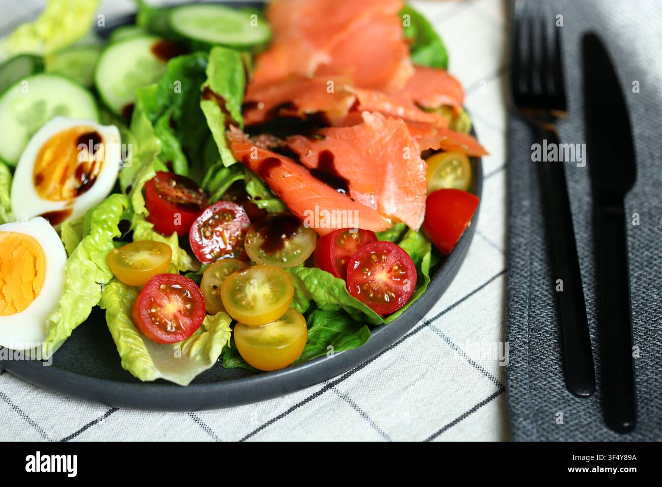 Insalata fresca con cetriolo, pomodorini e salmone salato Foto Stock