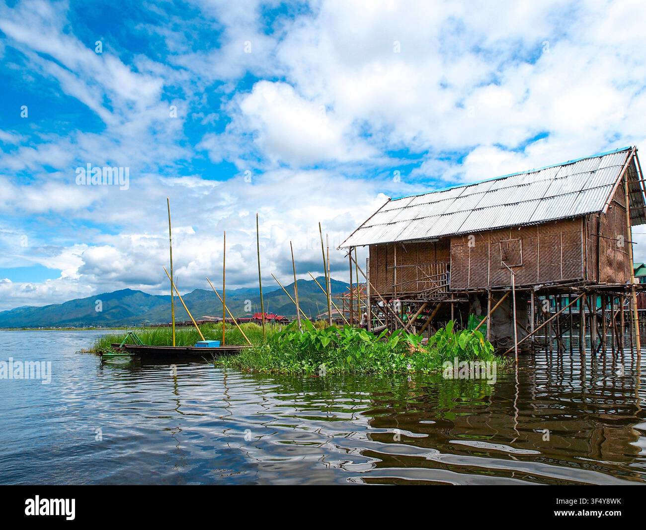 Case tradizionali su palafitte al lago Inle, Myanmar, che mostrano lo stile di vita di un villaggio fluttuante, una vita locale sostenibile e case in legno sopra le acque calme di Shan Foto Stock