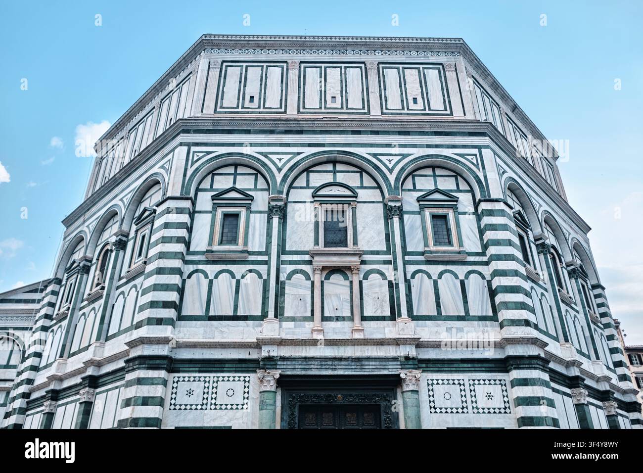 Firenze, Italia - Maggio 2026: Facciata in marmo policromo geometrica del battistero storico di Firenze Foto Stock