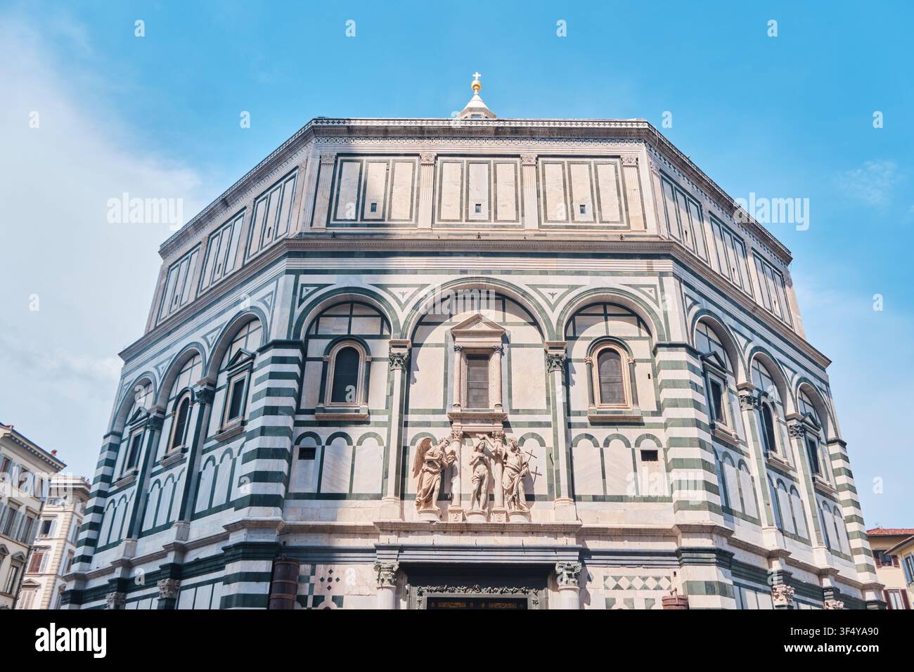 Firenze, Italia - Maggio 2026: Facciata esterna e dettagli in marmo del Battistero di Firenze contro un cielo blu Foto Stock