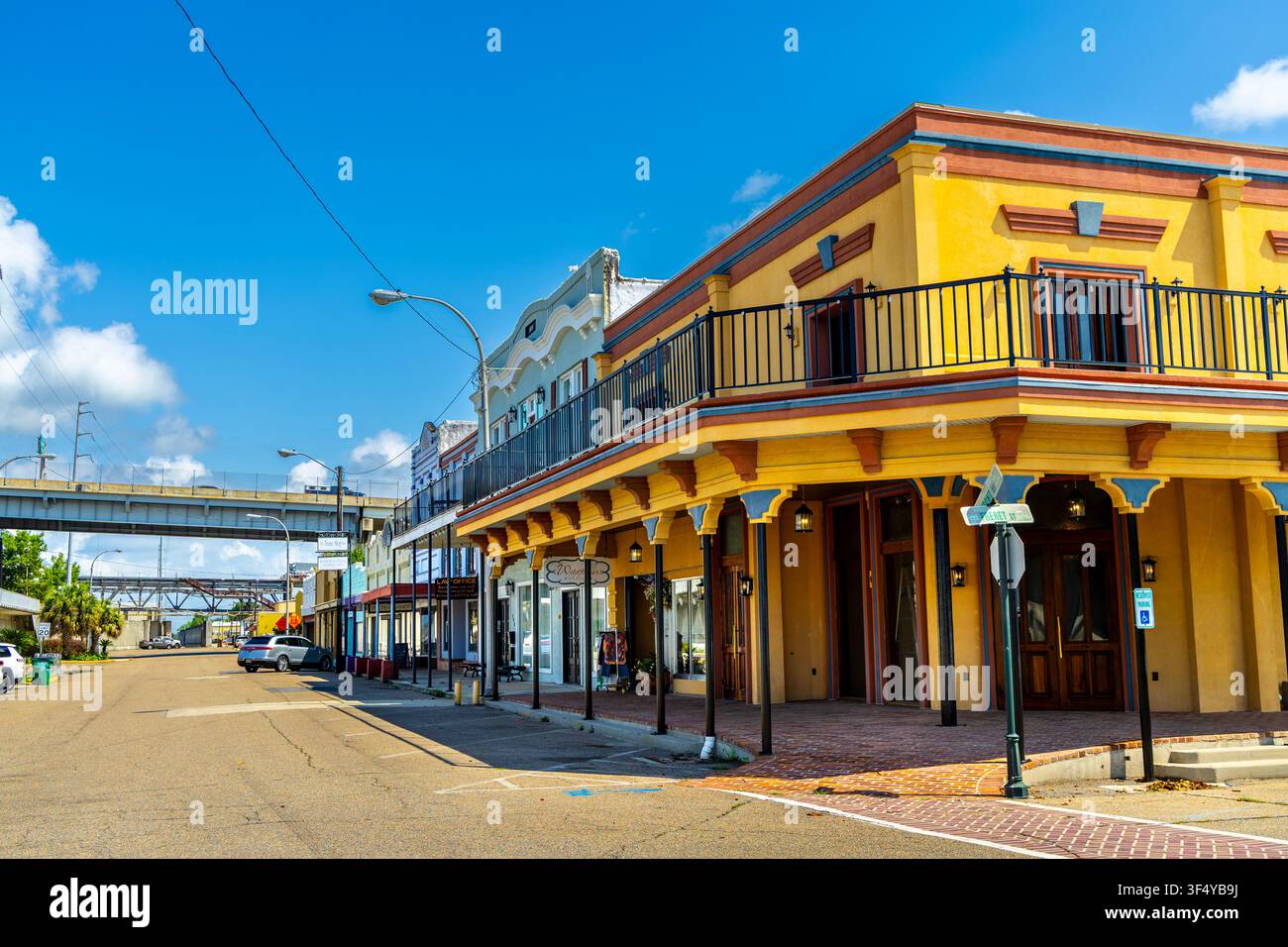 Negozi colorati in stile occidentale lungo Front Street, Morgan City, Louisiana, Stati Uniti Foto Stock