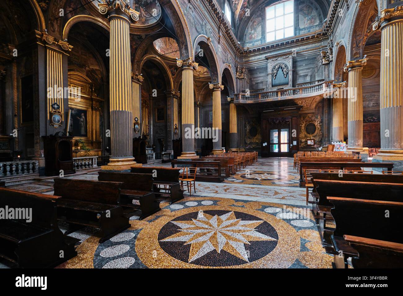 Bologna, Italia - Maggio 2026: Navata e pavimento a mosaico stellato ornato della Basilica dei Santi Bartolomeo e Gaetano Foto Stock