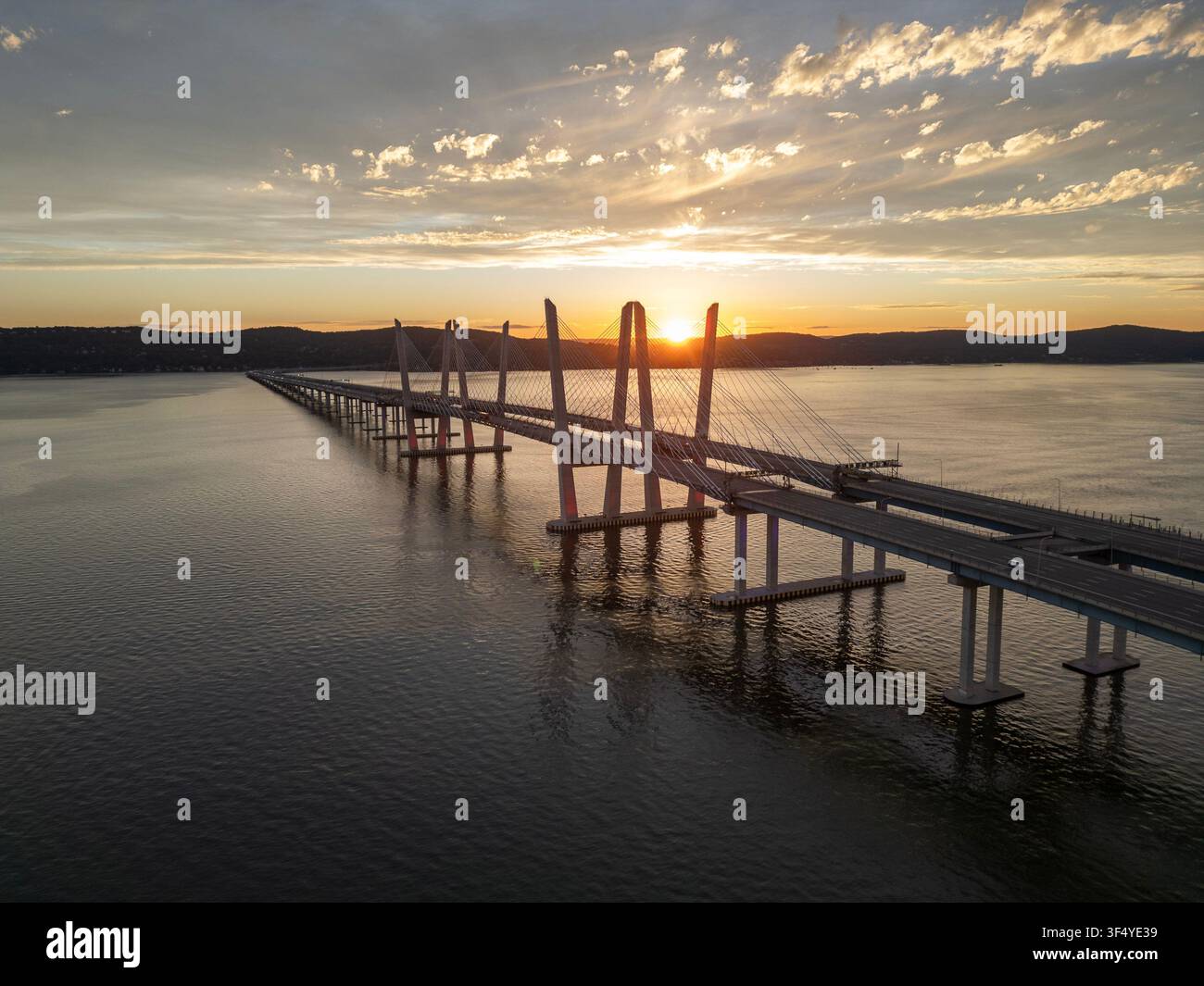 Veduta aerea del ponte a cavi Mario Cuomo sul fiume Hudson con esplosione di sole tra le torri Foto Stock