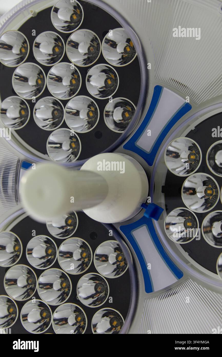 Una luce chirurgica è fotografata all'interno di una clinica medica a Londra, Inghilterra, il 27 aprile 2021. Foto Stock