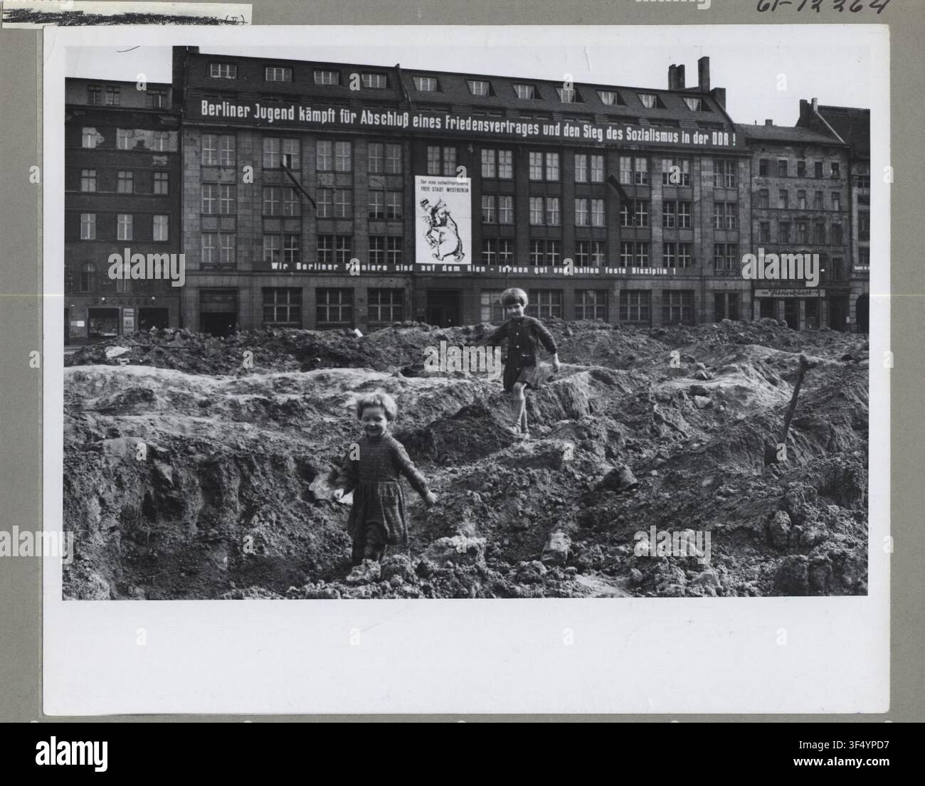 Bambini che giocano tra le rovine di Berlino Est, una scena di devastazione post-bellica nella città tedesca, registrata in una fotografia della collezione Master File Photographs dell'U.S. Information Agency. Foto Stock