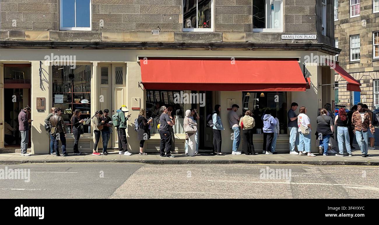 La famosa panetteria e dispensa Lannan vende torte e pasticcini, con una lunga fila di clienti, Hamilton Place Stockbridge, Edimburgo Scozia - Immagine stock catturata con smartphone