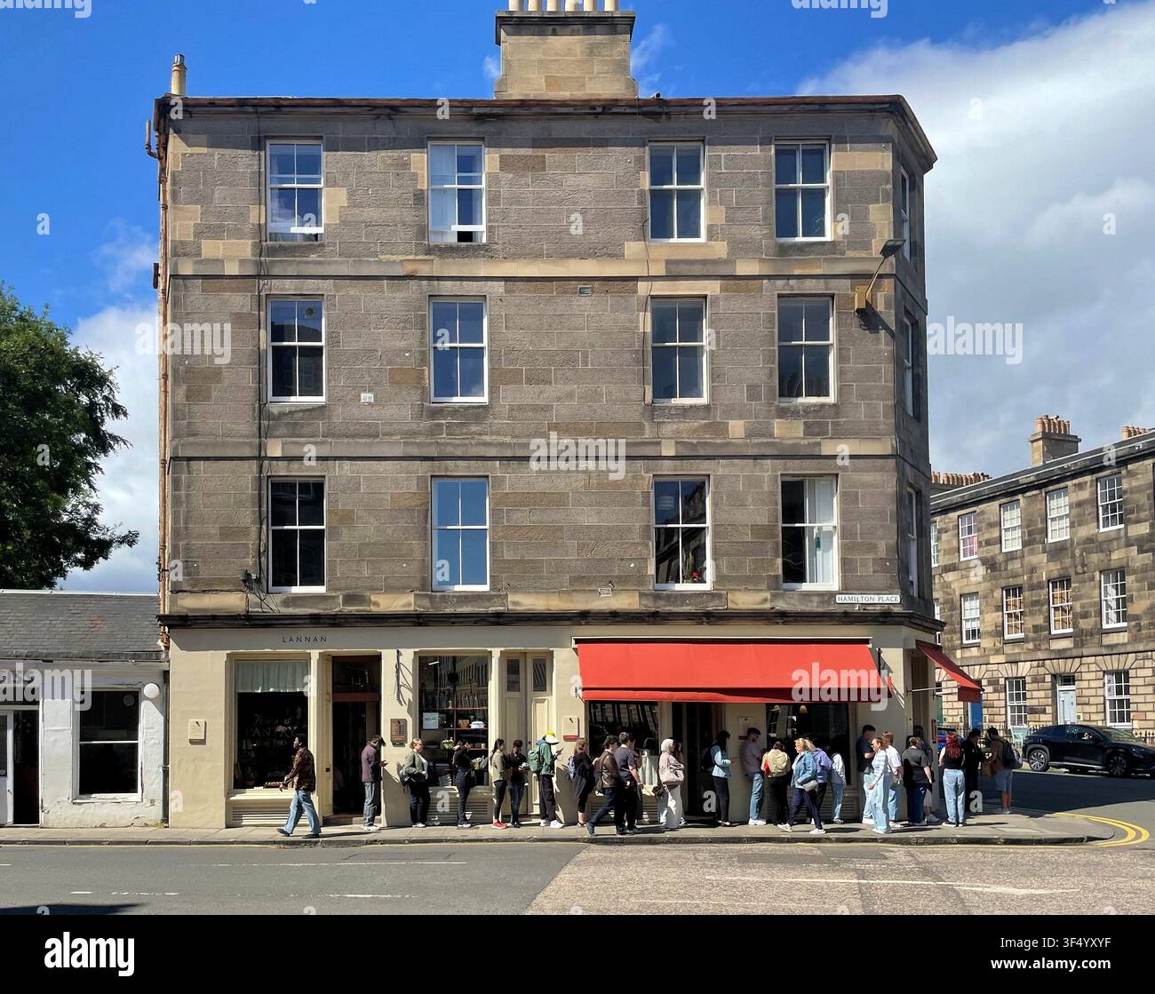 La famosa panetteria e dispensa Lannan vende torte e pasticcini, con una lunga fila di clienti, Hamilton Place Stockbridge, Edimburgo Scozia - Immagine stock catturata con smartphone