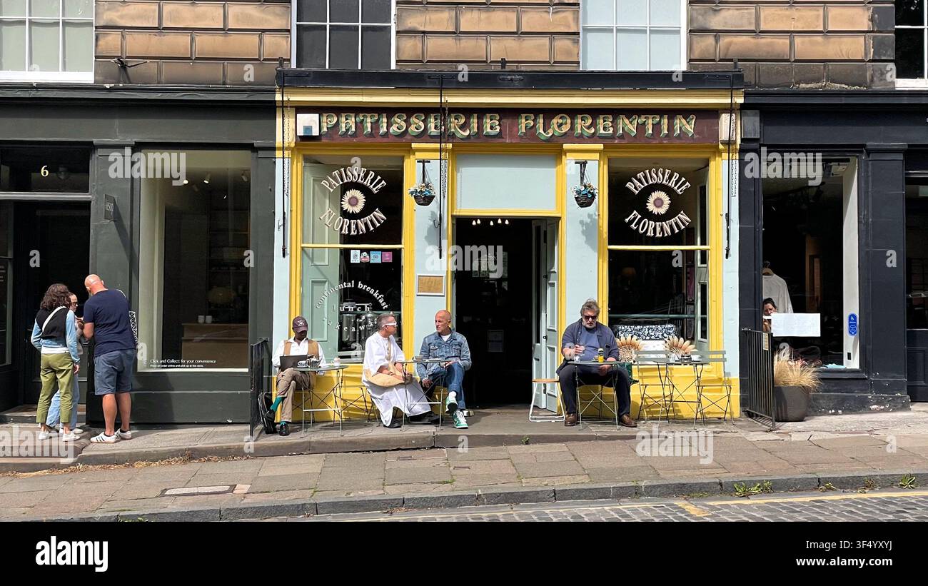 Patisserie Florentin, caffè a Stockbridge che serve pasticcini francesi artigianali, caffè fresco e mostra arte locale, NW Circus Place, Edimburgo, Scozia - Immagine stock catturata con smartphone