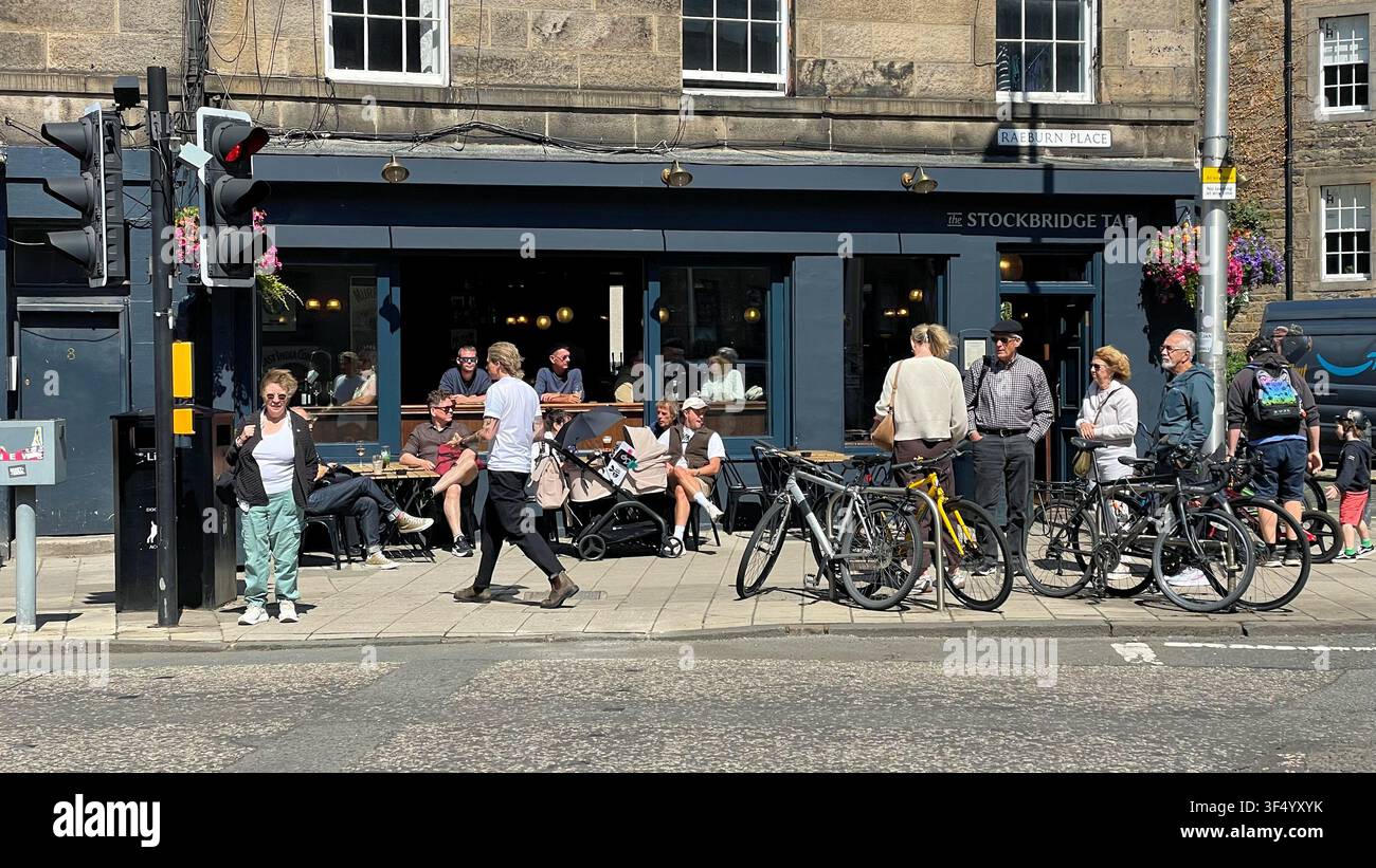 Il pub Stockbridge Tap con la sua nuova facciata modificata nel 2026, Raeburn Place, Edimburgo, Scozia - Immagine stock catturata con smartphone