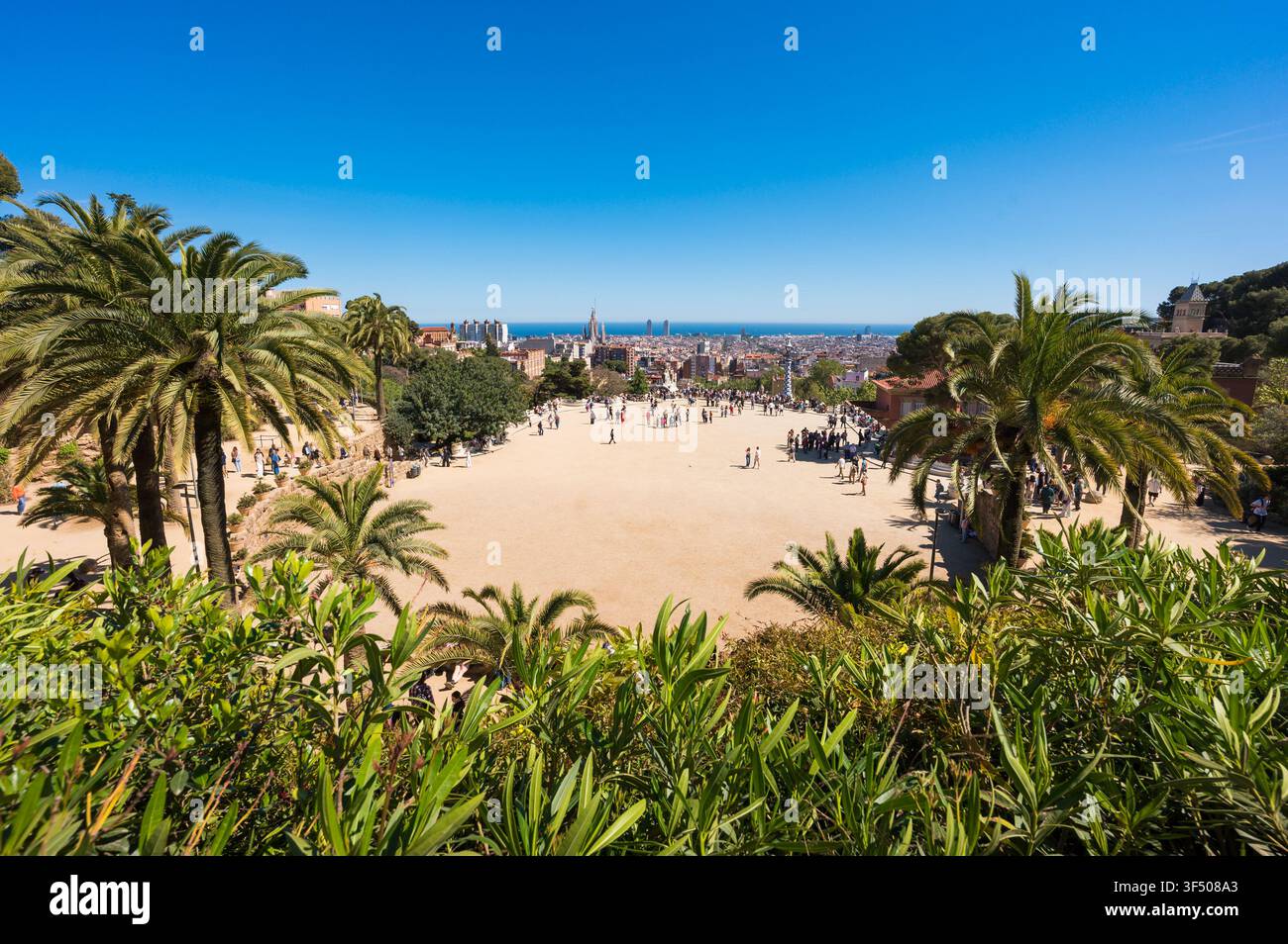 Grande terrazza all'aperto al Park Güell nella città di Barcellona in Spagna Foto Stock