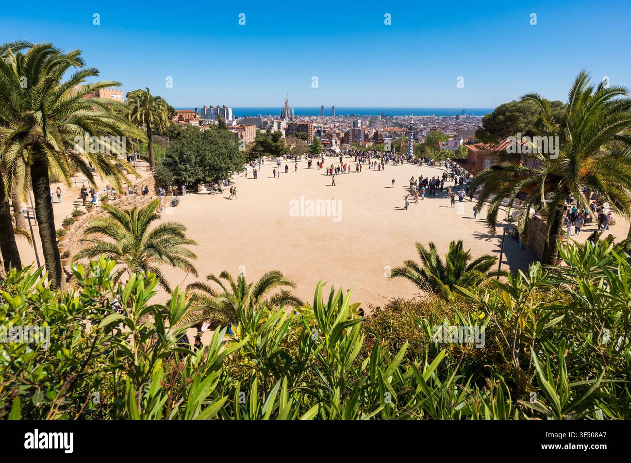 Grande terrazza all'aperto al Park Güell nella città di Barcellona in Spagna Foto Stock