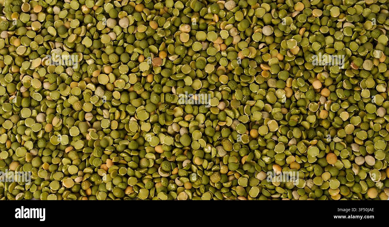 Texture macro dettagliata di piselli verdi secchi e spezzati che riempiono l'inquadratura Foto Stock