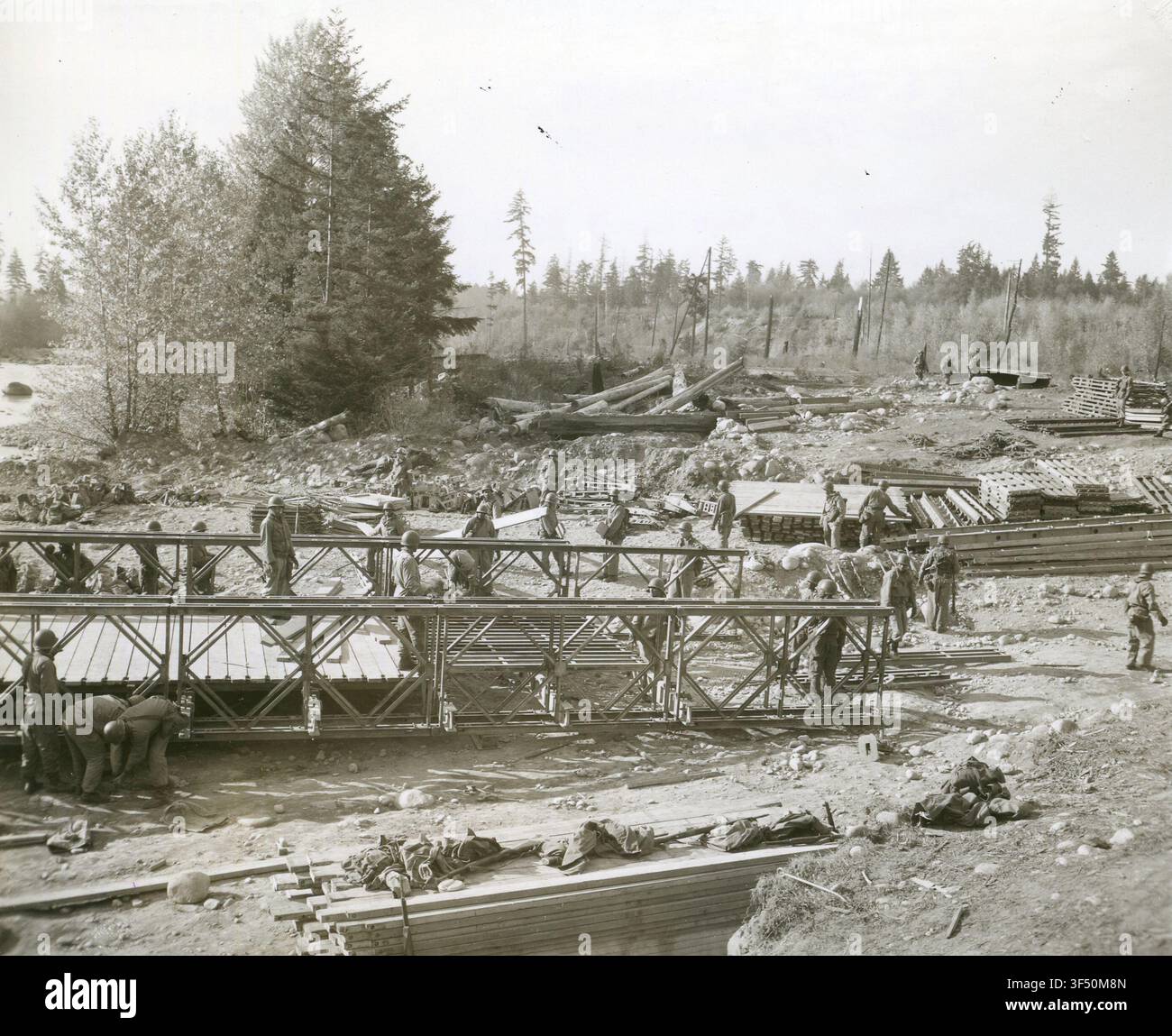 Compagnia B, 35° Battaglione di Ingegneria da Combattimento, sul fiume Nisqually, in una fotografia della metà del XX secolo, parte degli Archivi dell'Ufficio del Capo del Servizio Segnali, che documenta le attività militari americane. Foto Stock