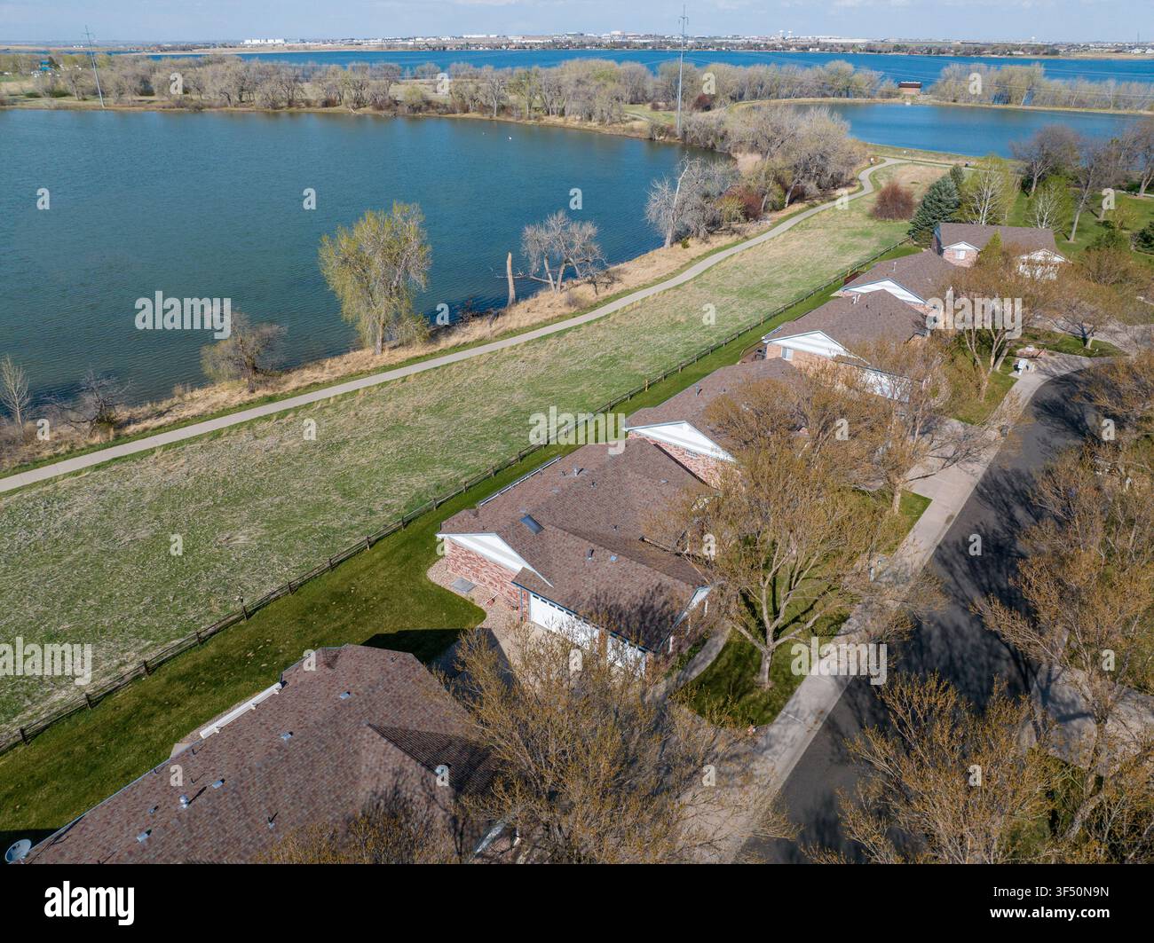 25 aprile 2024 Loveland ColoradoBelle case sul lago a Loveland Colorado Veduta aerea Foto Stock