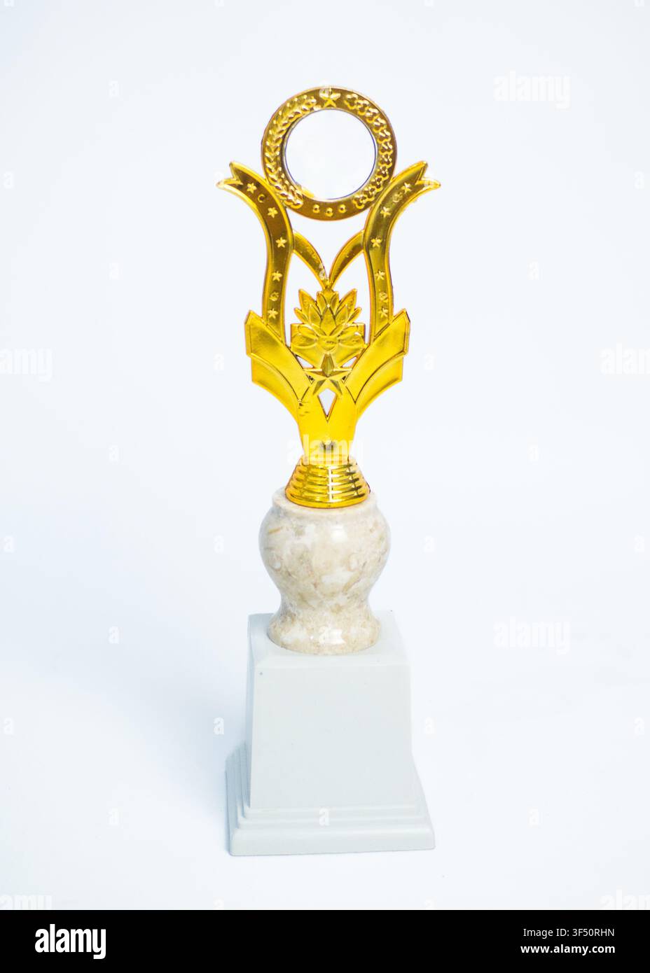 Trofio Gold Award con design a foglia d'acero su base di marmo isolato su bianco con spazio per il testo Foto Stock