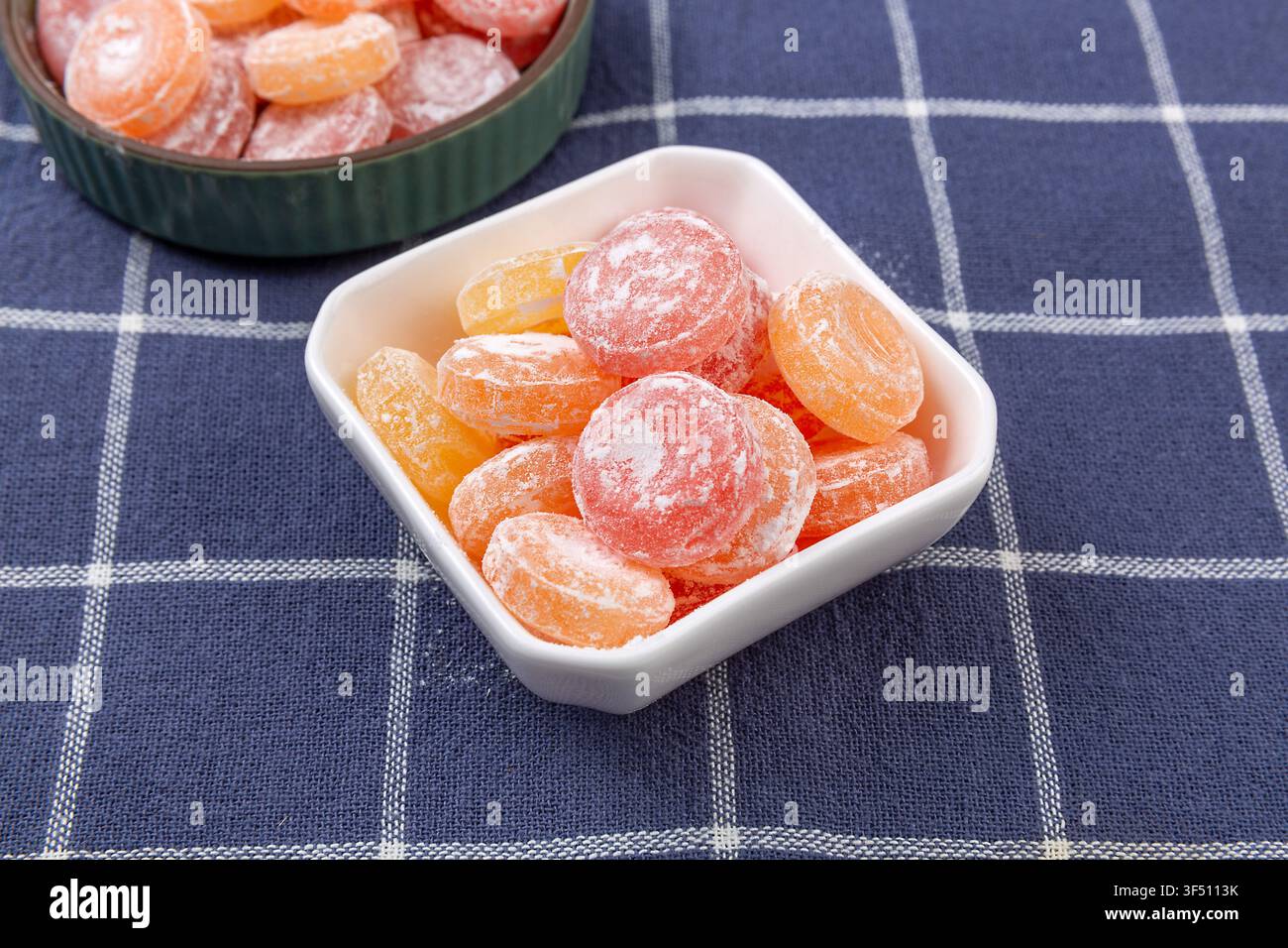 Caramelle dure alla frutta tropicale spolverate di zucchero, gocce di frutta dolci Foto Stock