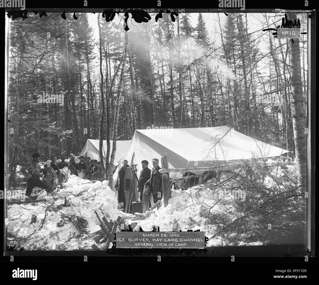 Una veduta generale del campo al Hay Lake Channel del 1678, parte dell'indagine sul ghiaccio, durante la costruzione del canale e delle chiuse di St. Marys Falls, un progetto del United States Army Corps of Engineers. Foto Stock