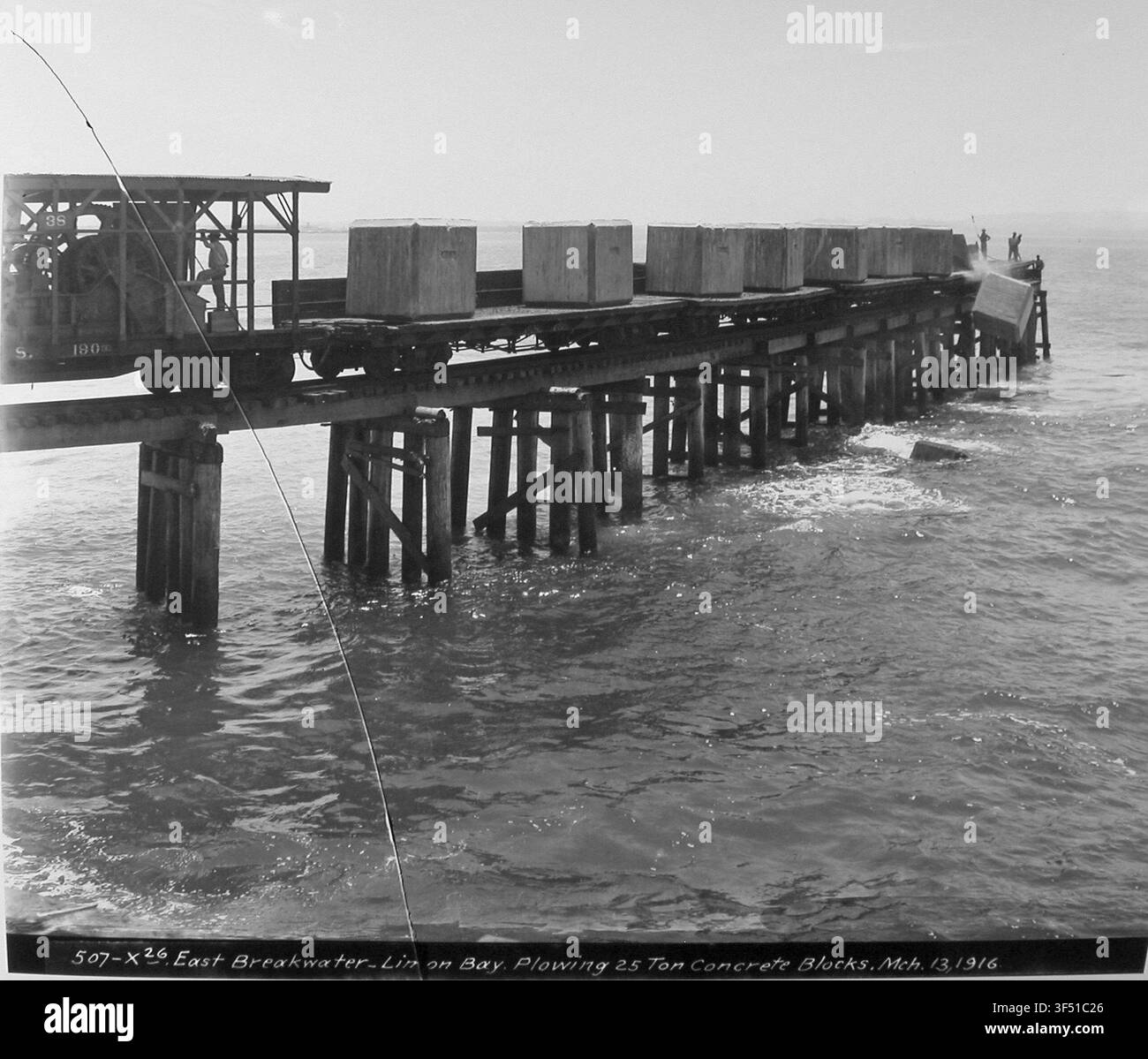 Il frangiflutti orientale a Limon Bay, con blocchi di cemento da 25 tonnellate in fase di posa, durante la costruzione del Canale di Panama, il 13 marzo 1916. Foto Stock
