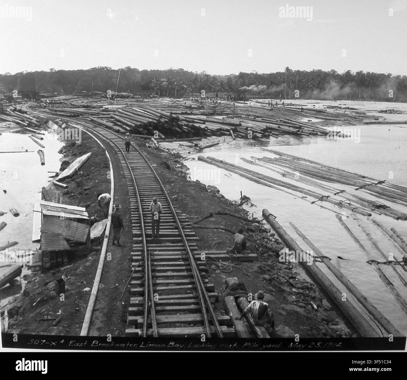Il frangiflutti orientale nella baia di Limon, vista verso est, con un deposito di pile, durante la costruzione del Canale di Panama, il 25 maggio 1914. Foto Stock