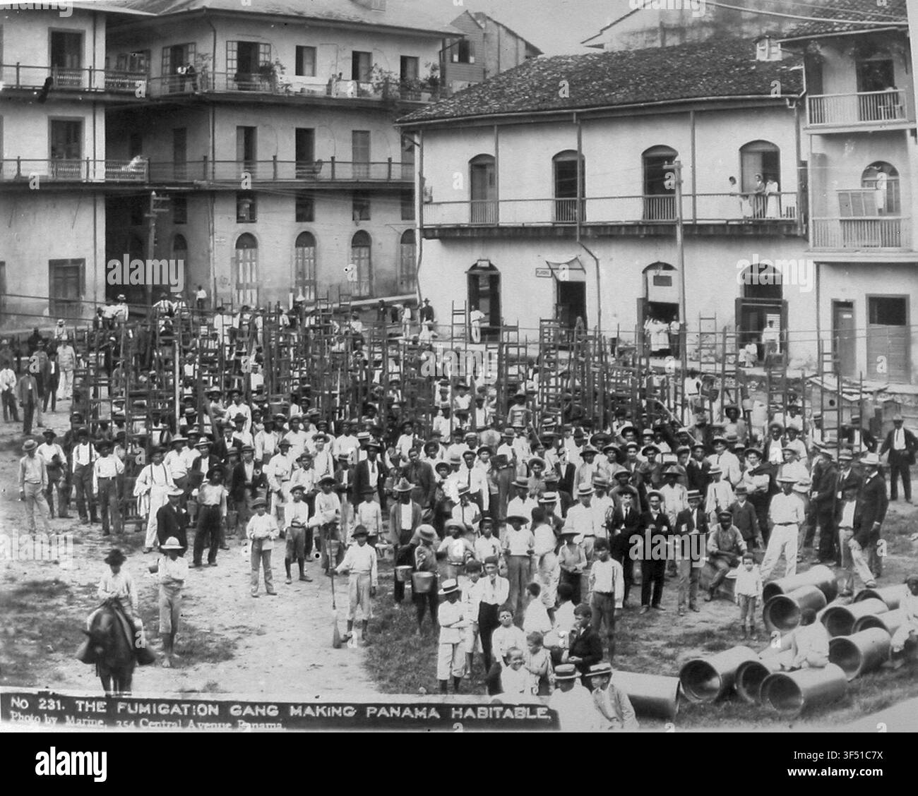 La Banda della Disinfestazione, che lavora per rendere Panama abitabile, fotografata durante la costruzione del Canale di Panama, da un fotografo dei Marines, associato all'indirizzo 354 Central Avenue, Panama. Foto Stock