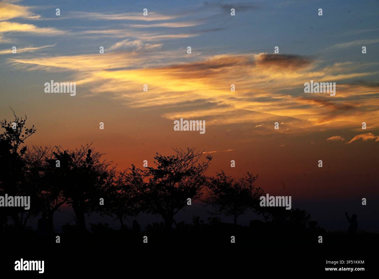 Una scena di nuvole. Uno sfondo di bellezza naturale. Le nuvole, che dipingono quadri magnifici attraverso il vasto cielo, sono i grandi artisti del mondo naturale. Foto Stock
