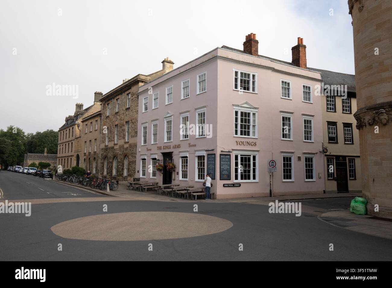 La facciata rosa storica del pub The Kings Arms all'angolo tra Holywell Street e Parks Road vicino alla Bodleian Library a Oxford, Oxfordshire, Regno Unito Foto Stock