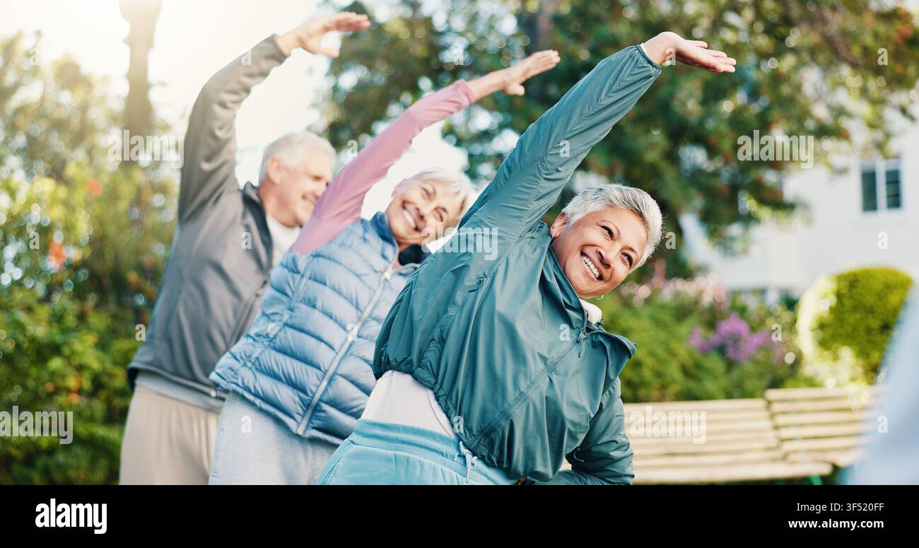 Allungamento, persone felici e anziane all'aperto per il benessere, la mobilità e l'esercizio della routine mattutina. Pensionamento, giardino e donne e uomini anziani per Foto Stock