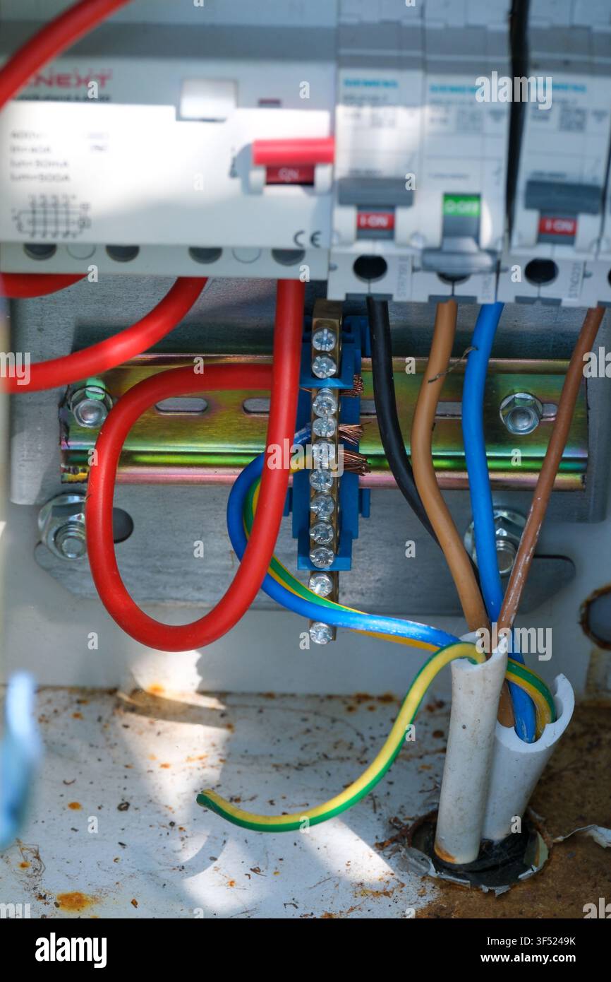 KIEV, UCRAINA - 30 LUGLIO 2026: Primo piano di un quadro di distribuzione elettrica con interruttori Siemens, dispositivo di corrente residua e cavi elettrici Foto Stock
