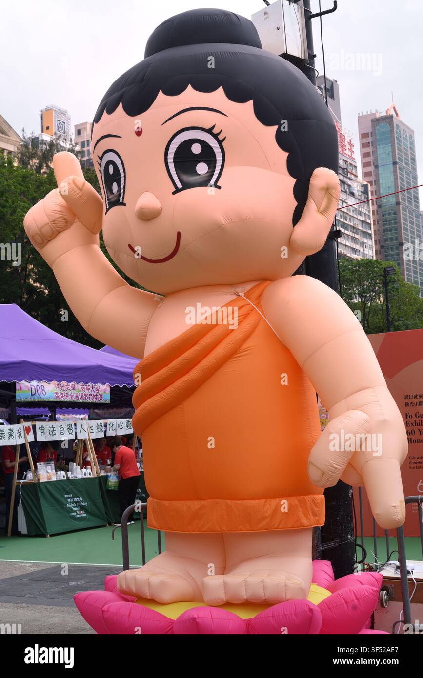 Buddha che indica il cielo al Carnevale del compleanno di Buddha 2026 a Hong Kong Foto Stock
