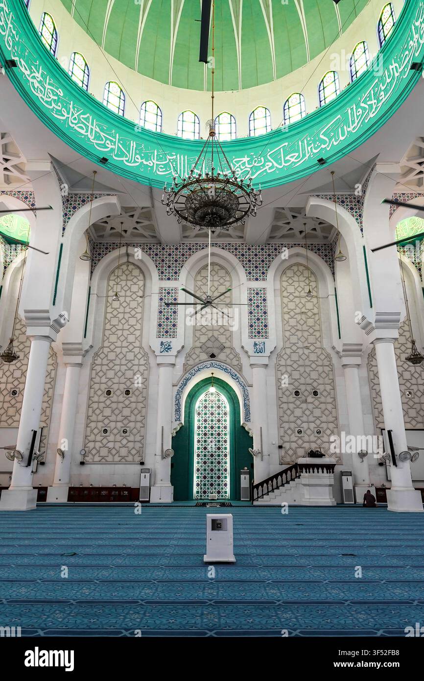 Kuantan, Malesia – 12 aprile 2026 – Interno affascinante della Moschea Sultan Ahmad Shah, che mostra la sua maestosa cupola, il lampadario ornato e la vivacità Foto Stock