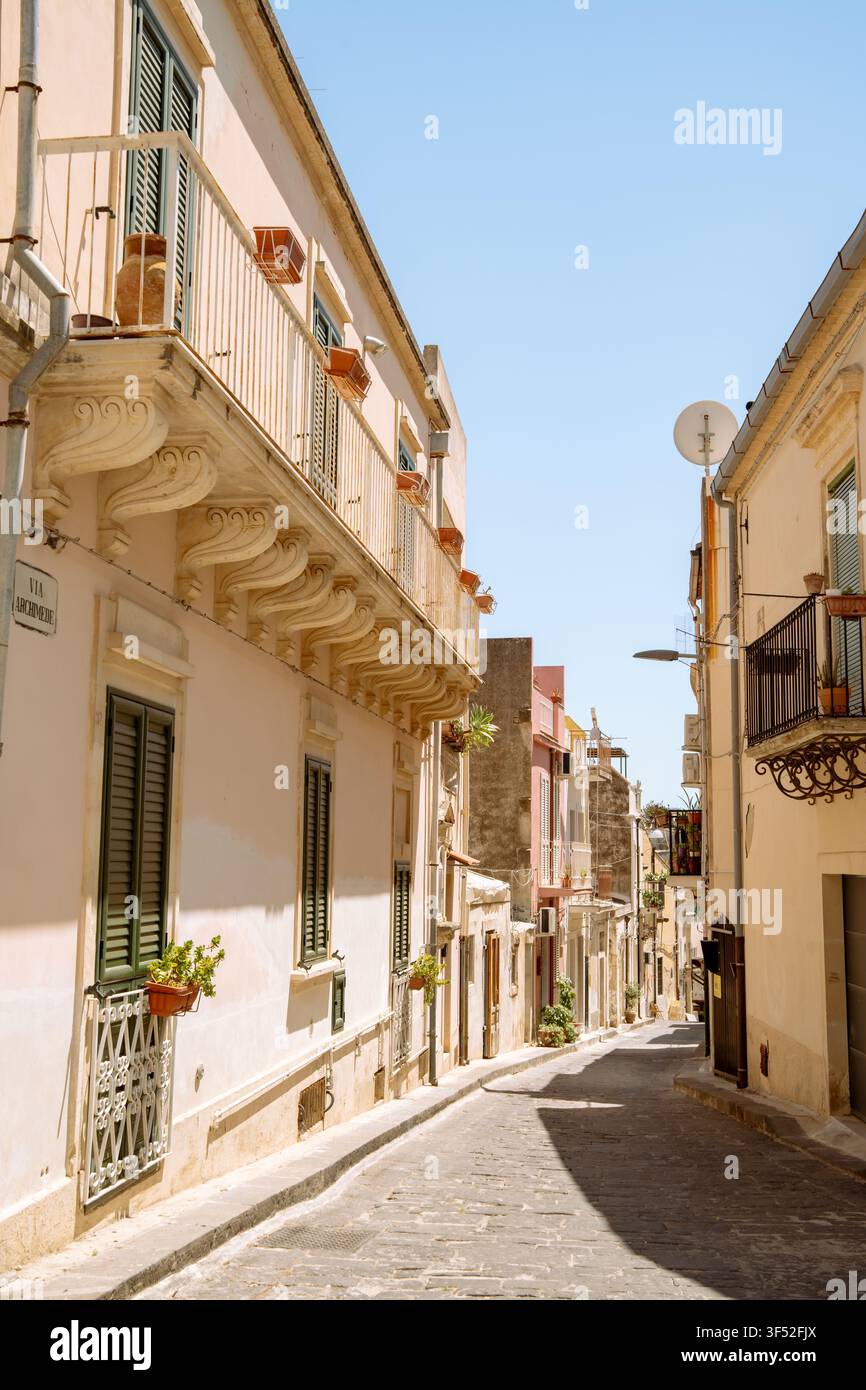 Via Archimede illuminata dal sole, una strada italiana nel centro storico di Noto, Sicilia, Italia meridionale Foto Stock