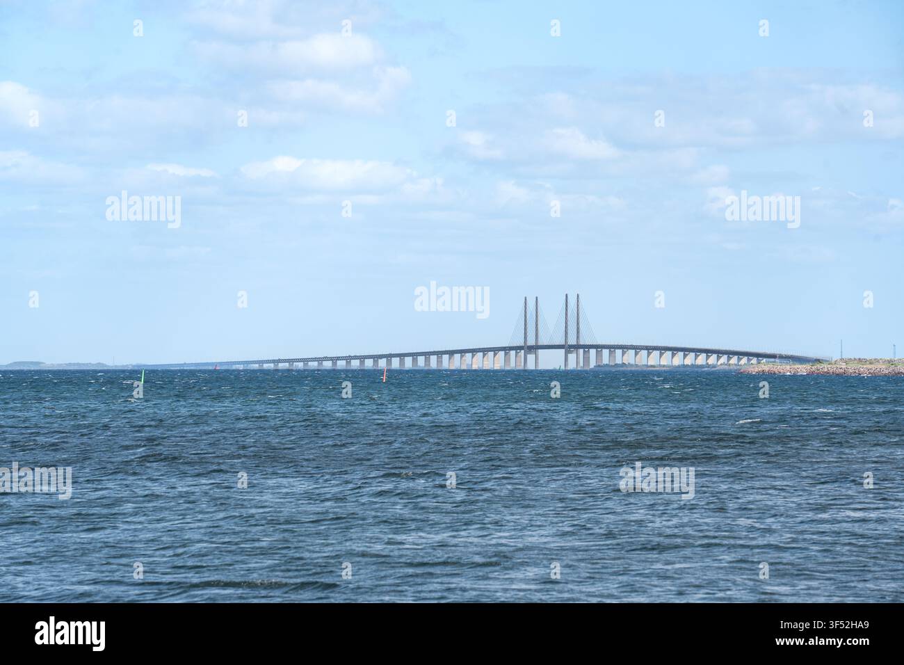 Il ponte di Öresund visto da lontano in una limpida giornata estiva Foto Stock